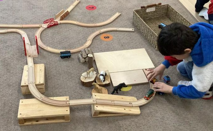 Kindergarten builder working concentration with a variety of materials
